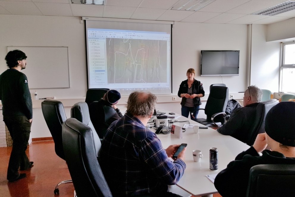 Skógræktarráðgjafarnir Borja Alcober og Sherry Curl leiðbeindu skógarbændum á námskeiðinu.