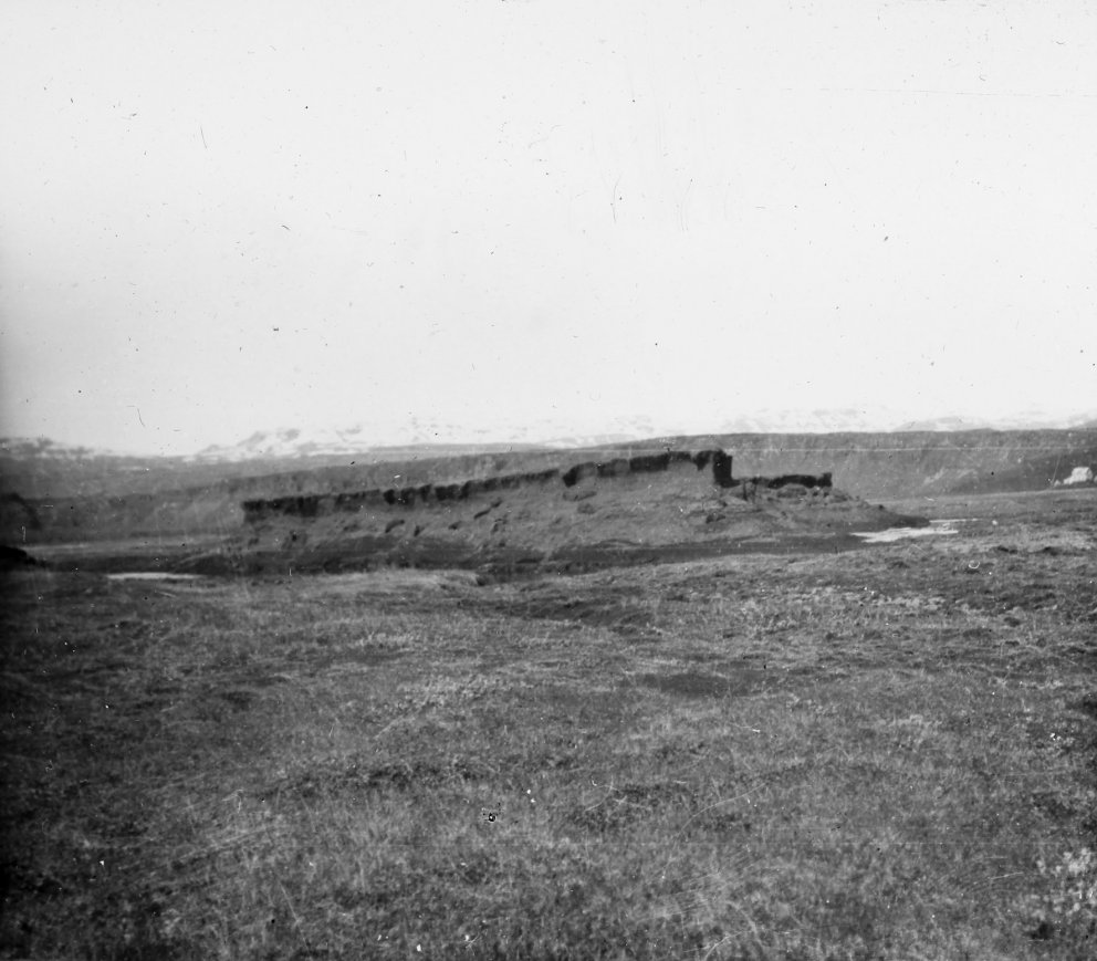 Þessa mynd tók Kofoed-Hansen líklega sjálfur á óþekktum stað á ferðum sínum um landið. Rofabörð sem …