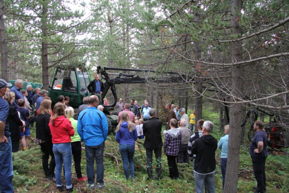 Kristján Már Magnússon kynnir grisjunarvél sína á skógardegi í Vaglaskógi sumarið 2014. Vélin verður…