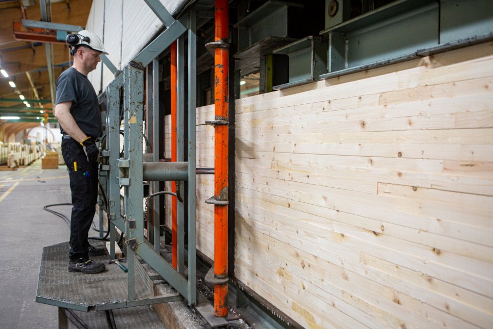 Alíslenskt límtré í pressu í verksmiðju Límtrés-Vírnets á Flúðum. Ljósmynd: Einar Bjarnason