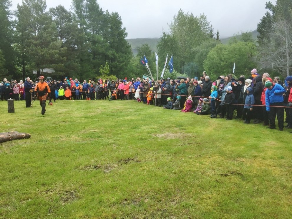 Milli sex og sjö hundruð manns sóttu Skógardaginn mikla að þessu sinni þrátt fyrir heldur vott og sv…
