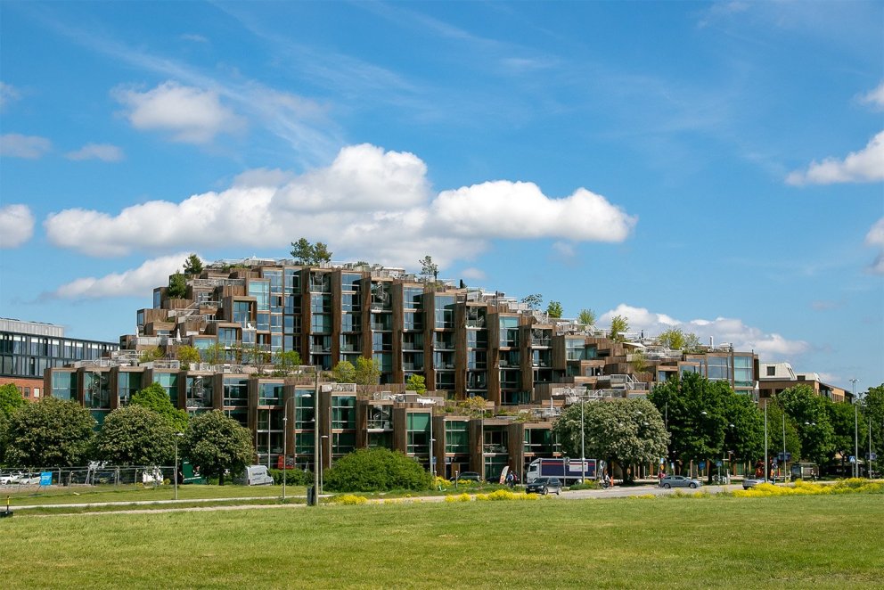 Byggingin 79&Park í hverfinu Gärdet í Stokkhólmi, hönnun arkitektastofunnar BIG, timburhús þar sem g…