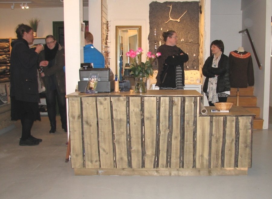 Afgreiðsluborðið góða af viði úr Skorradal