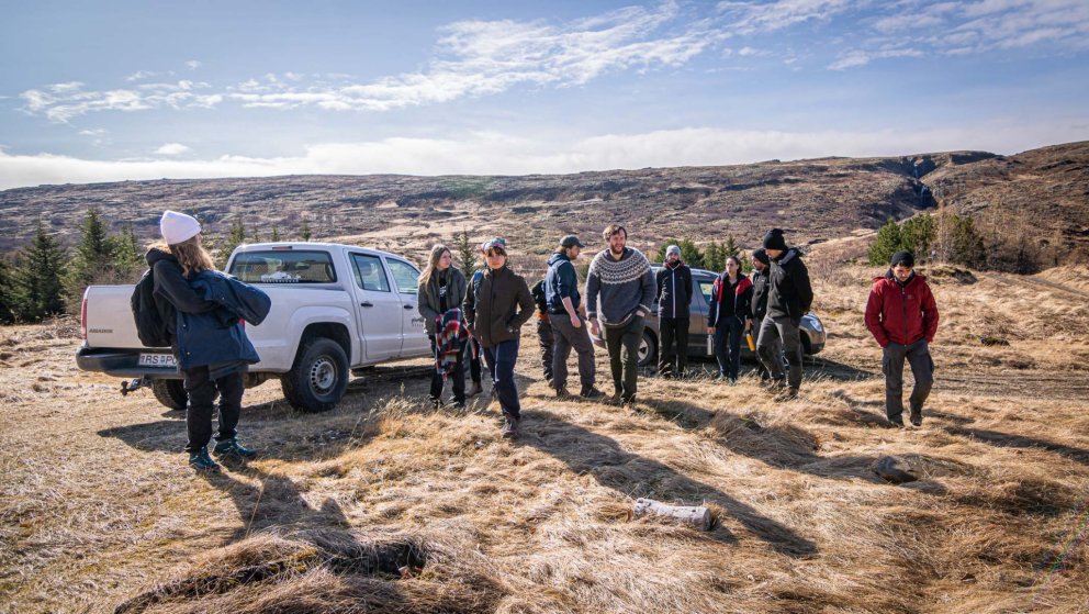Portúgölsku sjálfboðaliðarnir ásamt Jóni Auðuni Bogasyni skógarverði og fulltrúum SEEDS-samtakanna. …