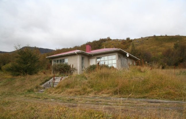 Aronsbústaður á Mógilsá. Hér hafa helstu stórmennin aðstöðu sína meðan á tökum myndarinnar stendur.