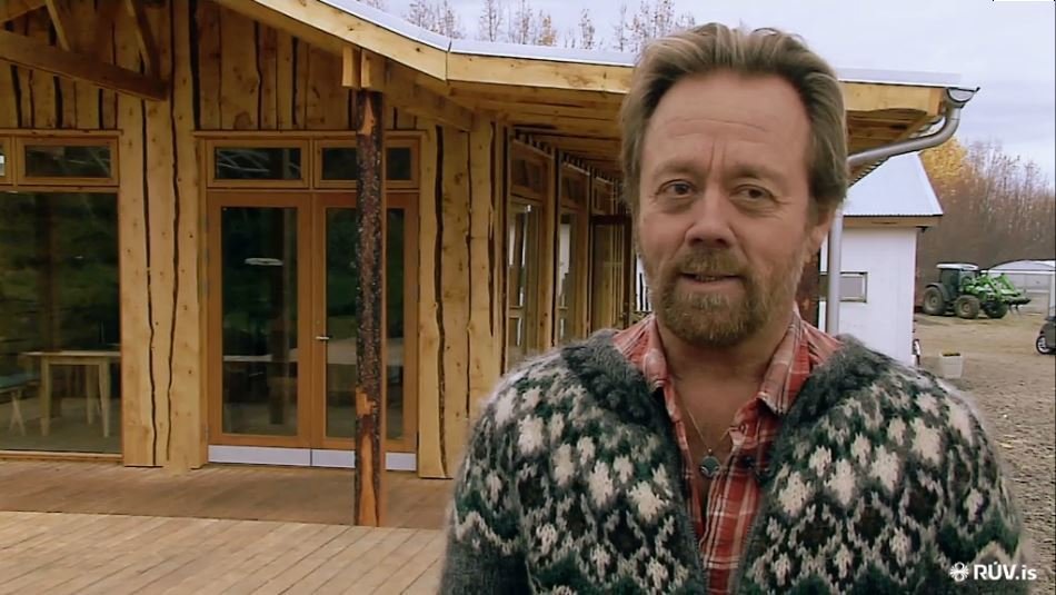 Eymundur í Vallanesi og Asparhúsið í baksýn.