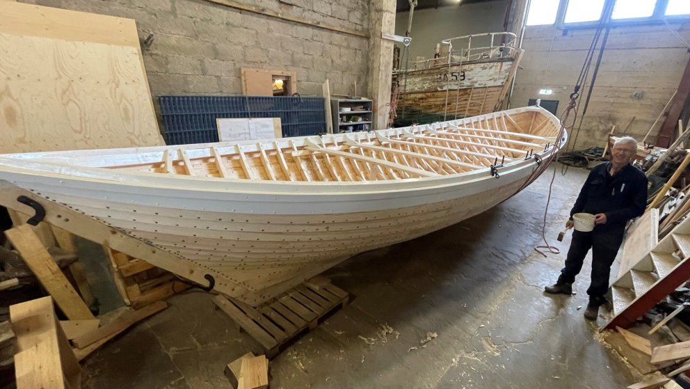 Hafliði Már skipasmiður við áttæringinn sem er ellefu metra langur og í raun nær því að vera að leng…