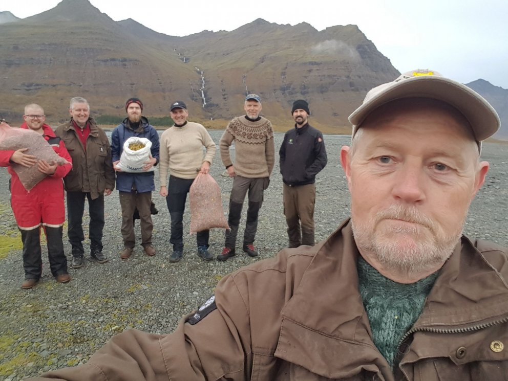 Hópur starfsfólks Skógræktarinnar á Austurlandi sem fór í Steinadal á mánudag til að tína birki- og …