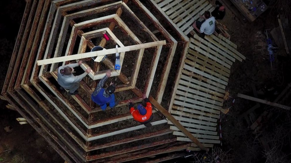Nýja bálskýlið í Haukadalsskógi er á skjólbetri stað en það gamla, inni í Hákonarlundi. Það er nokkr…