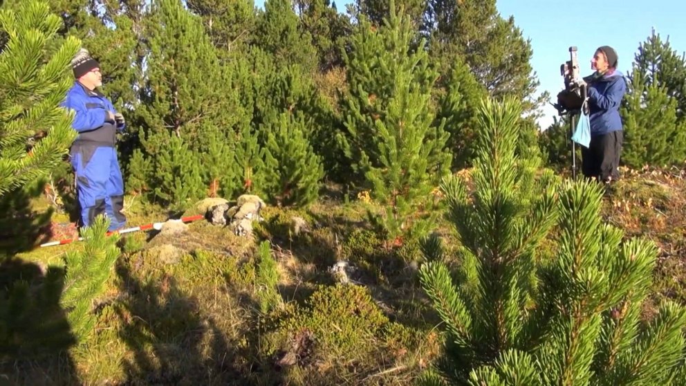 Dennis Riege og Christine Palmer við mælingar. Skjámynd úr myndbandinu