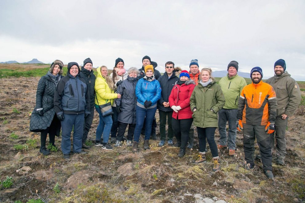 Stjórn og starfsfólk Birtu lífeyrissjóðs ásamt fulltrúum Skógræktarinnar í Haukadal. Hanna Þórunn Sk…
