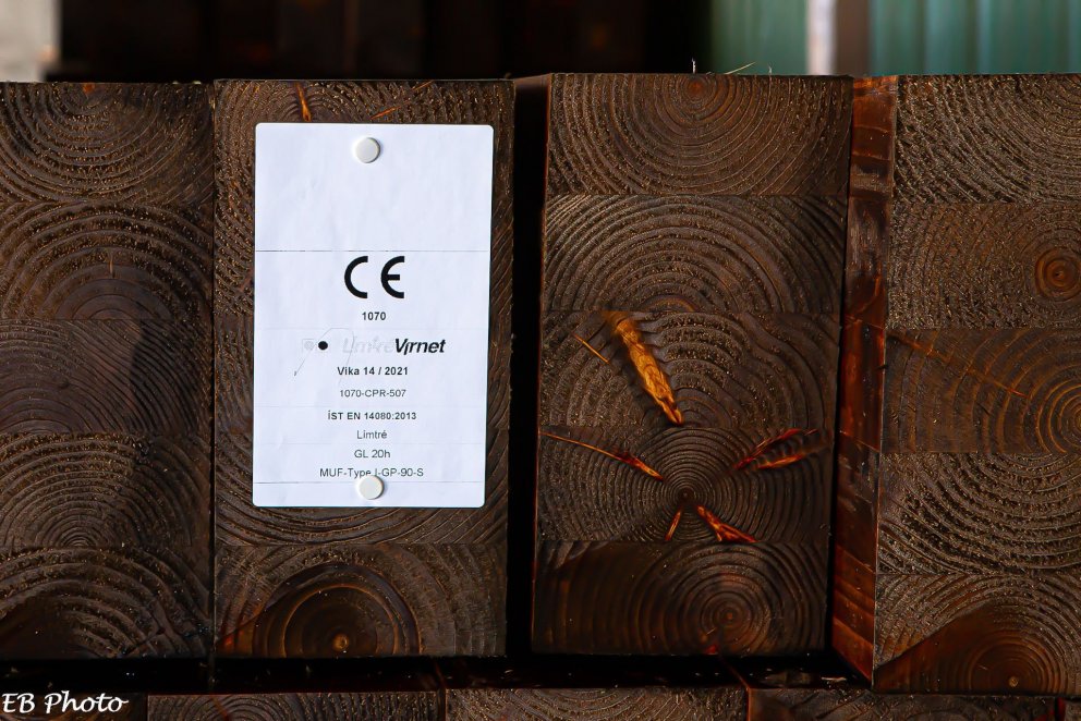 Límtrésbitarnir í nýju Þjórsárbrúna með vottunarmiðanum á. Ljósmynd: Einar Bjarnason