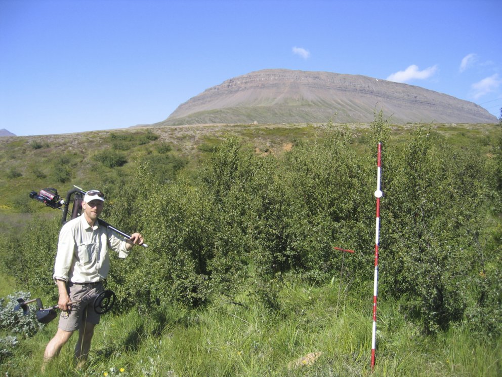 Björn Traustason landfræðingur við öflun landfræðilegra gagna. Ljósmynd: ÍSÚ Björn Traustason landfræðingur við öflun landfræðilegra gagna. Ljósmynd: ÍSÚ