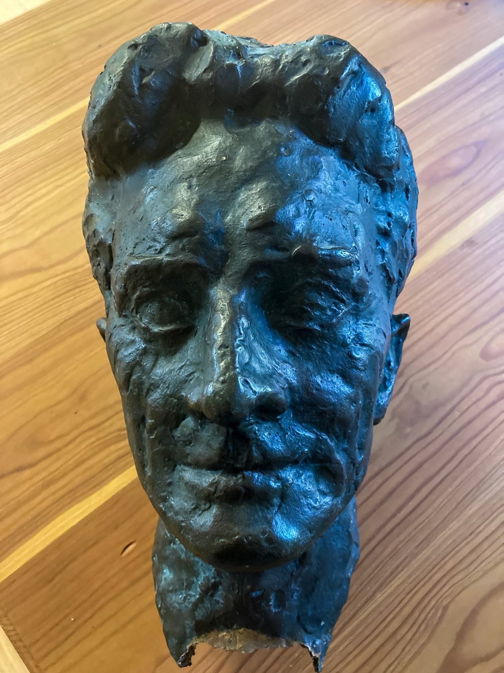 Höfuðið af brjóstmynd Þorsteins Valdimarssonar komið í örugga vörslu Skógræktarinnar á fallegu lerki…