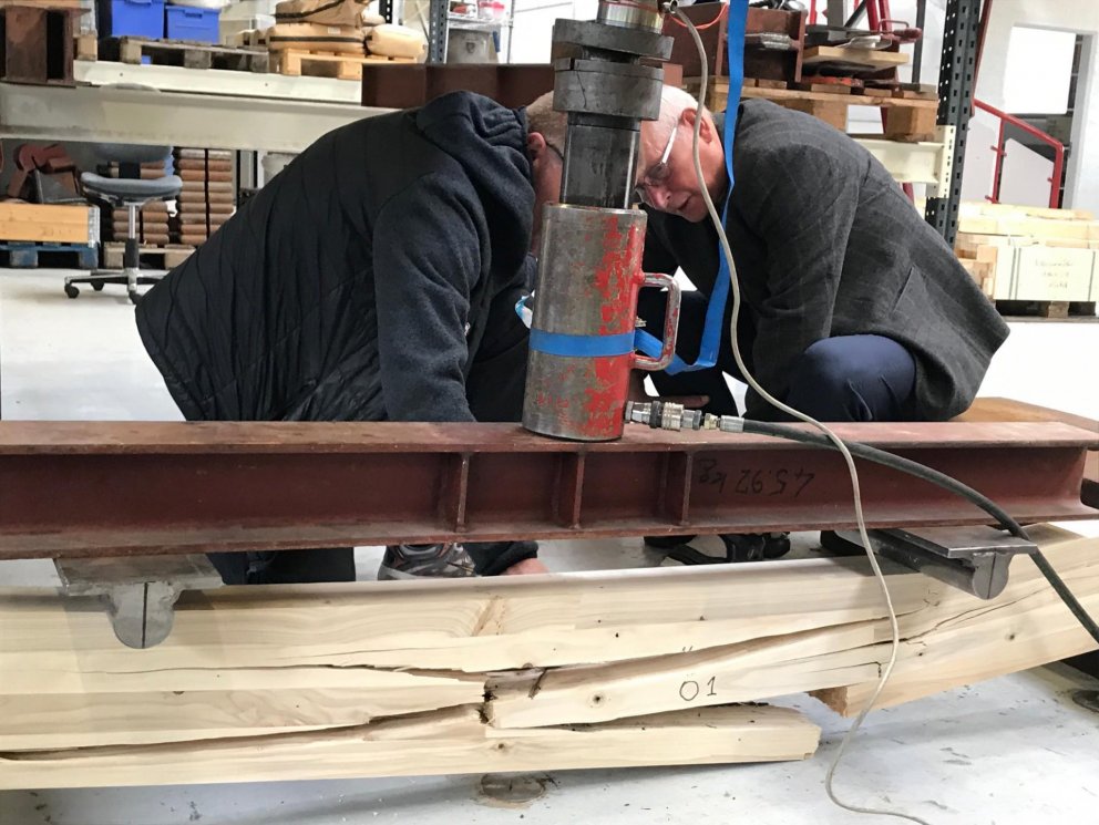 Jón Sigurjónsson og Eiríkur Þorsteinsson skoða límtré úr íslenskri ösp eftir brotþolspróf á Nýsköpun…