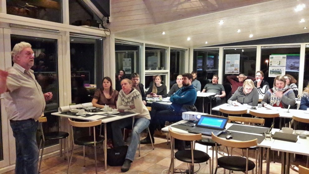 Tuttugu bændur frá sautján býlum sóttu kynningarfund um búskaparskógrækt á Gauksmýri. Greinilegur áh…