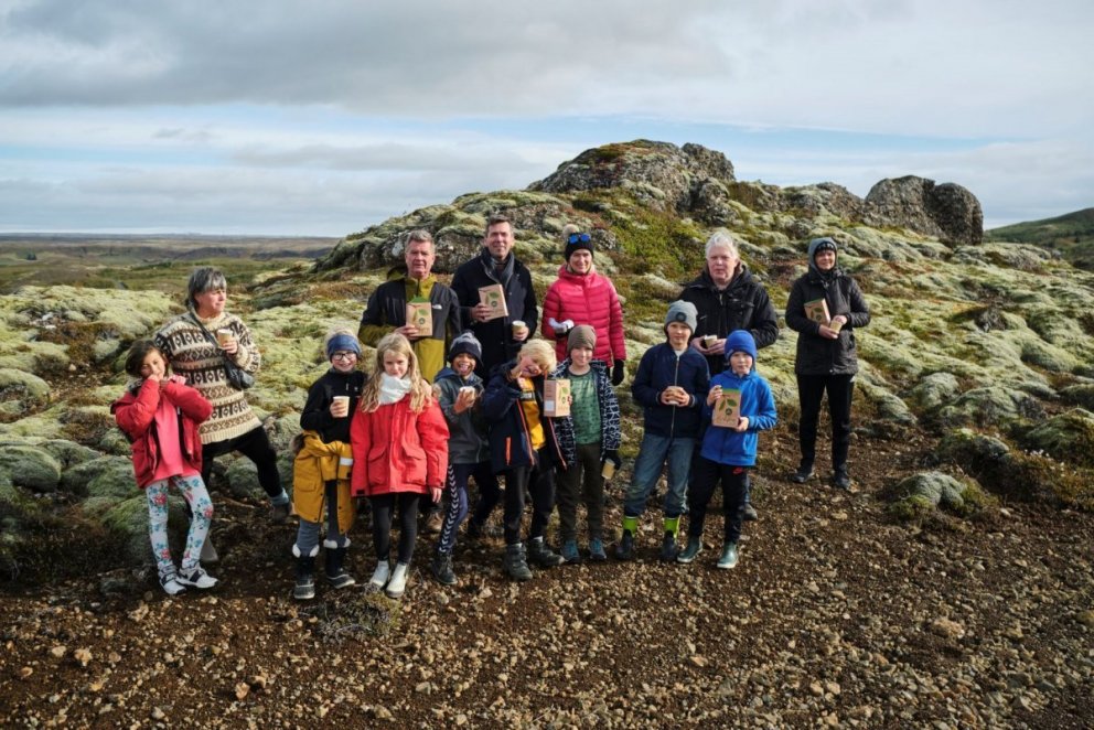 Á myndinni eru nemendur í 3. og 4. bekk í Waldorfskólanum Lækjarbotnum. Nöfn þeirra eru frá vinstri:…