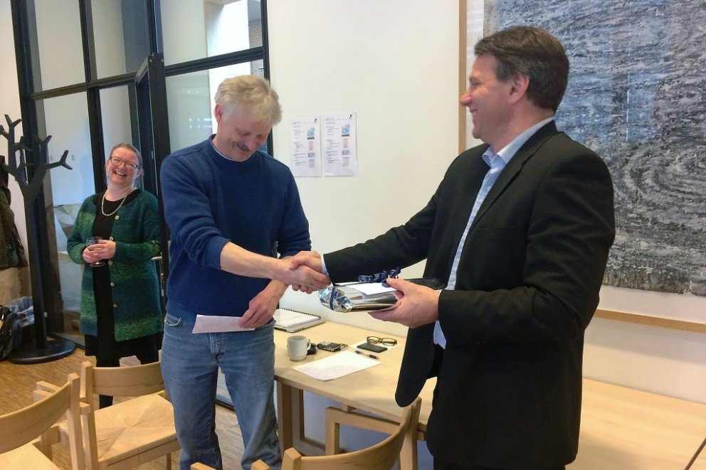 Hinn nýbakaði doktor, Brynjar Skúlason, og leiðbeinandi hans, Ulrik Bräuner Nielsen, takast í hendur…