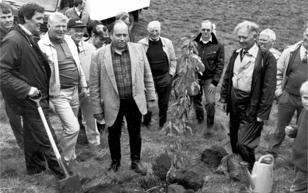 Hreppsnefnd Biskupstungna færir BYKO 25 aspir í afmælisgjöf á aldarfjórðungsafmæli þess 14. júní 198…