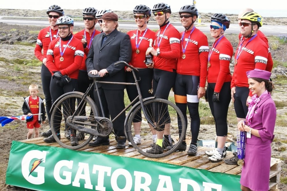 Lið Skógræktarinnar á verðlaunapalli ásamt skógræktarstjóra, flugfreyju og óþekktum ungum aðdáanda. …