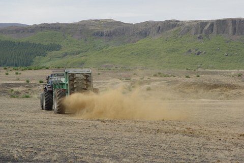 Kjötmjöli dreift til uppgræðslu lands í Þjórsárdal á vegum Hekluskóga sem eru samstarfsverkefni Skóg&hellip;