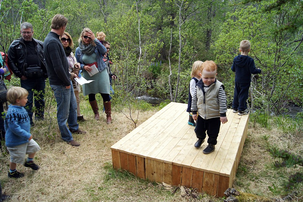 Klifra má og leika sér í listaverkunum