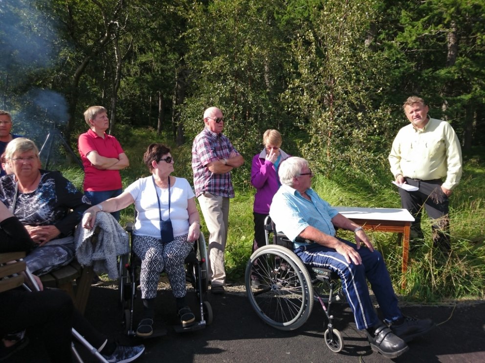 Rúnar Ísleifsson skógarvörður flytur ávarp við opnun stígsins í Kristnesskógi.