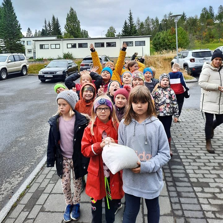 Frætínsluhópurinn kampakátur með tæpt kíló af birkifræi af fallegum trjám í grennd við skólann sinn.…