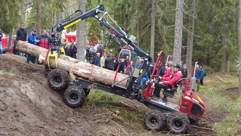 Sýningargestir á Elmia Wood 2022 fylgjast með kynningu á nettri útkeyrsluvél. Skjámynd úr myndbandi …