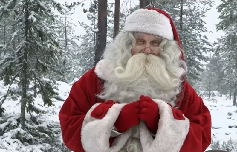 Jólasveinninn í Rovaniemi úti í skógi í snjó um jólaleytið