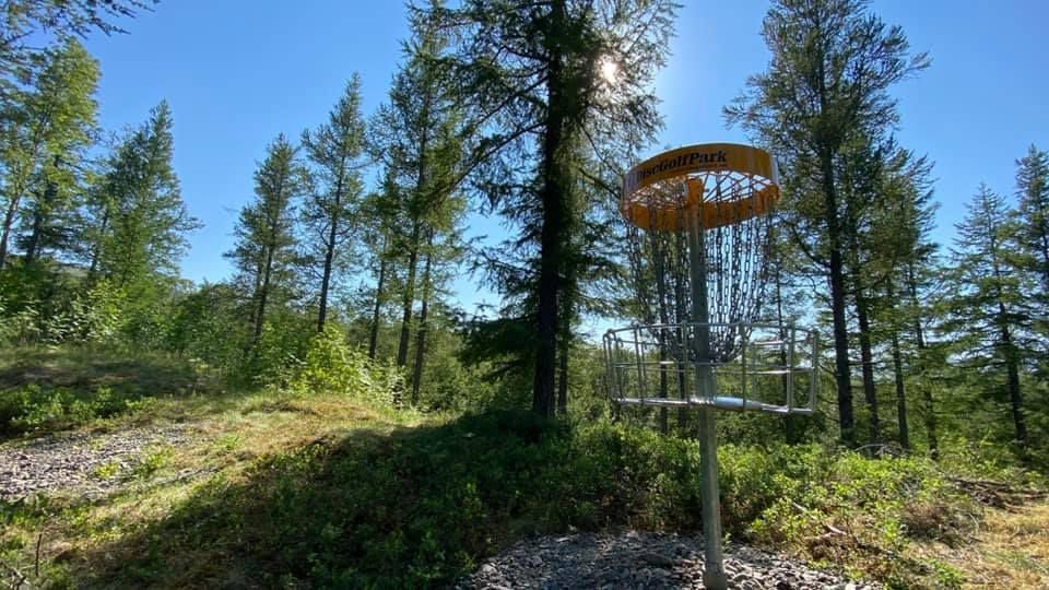 Sífellt fjölgar frisbígolfvöllum á landinu og nú er fullgerður nýr völlur í Hallormsstaðaskógi, stei…