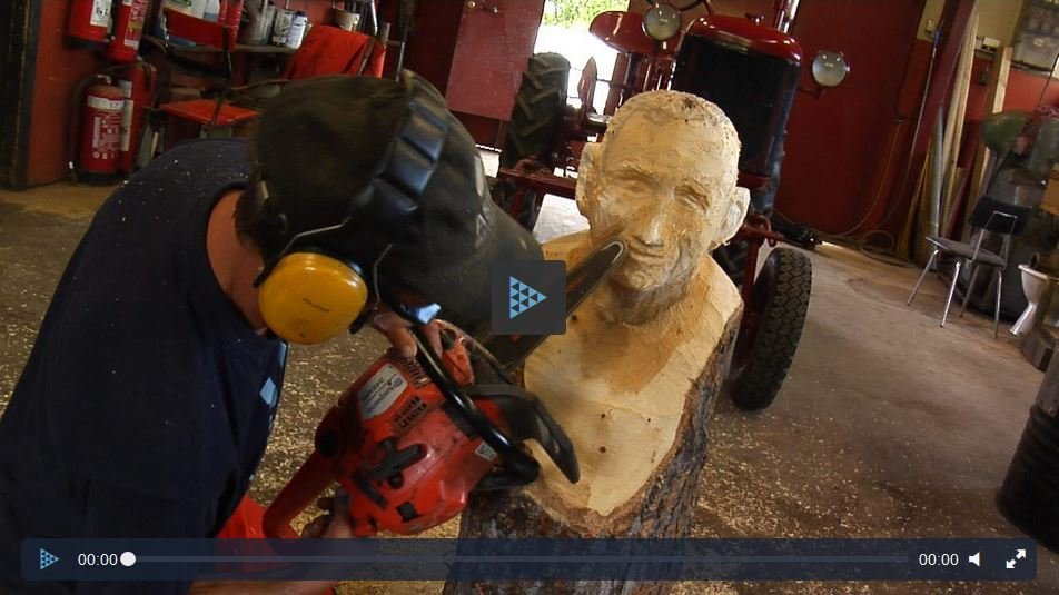 Nýkjörinn forseti mótaður í tré með keðjusög