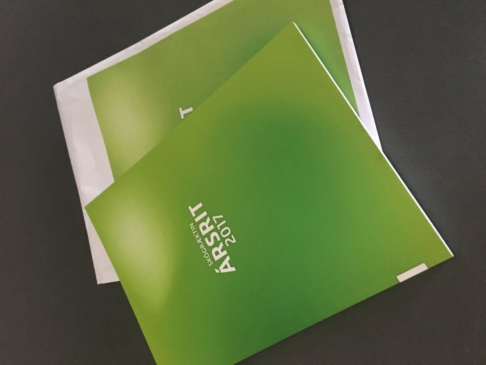 Á kápu Ársrits Skógræktarinnar fyrir 2017 leikur hönnuðurinn, Þrúður Óskarsdóttir, sér með meginlit …