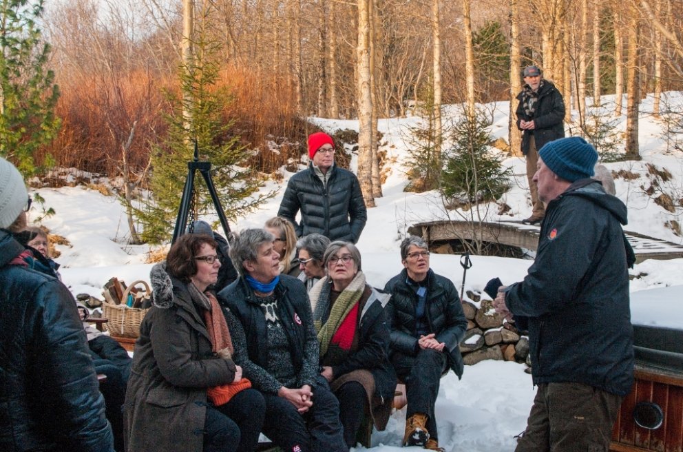 Fræðsla um skóg finnst mörgum áhugaverð. Hér fræðir Ólafur Oddsson fullorðna nemendur.