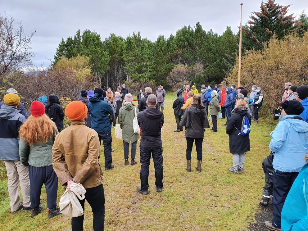 Um áttatíu manns á öllum aldri komu til að læra handtökin við frætínslu og sáningu trjáfræs beint í …