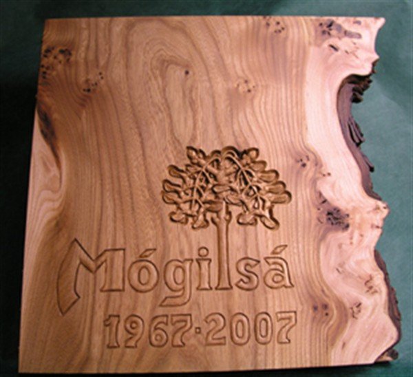 Mógilsá færð útskorin gestabók úr íslenskum álmi