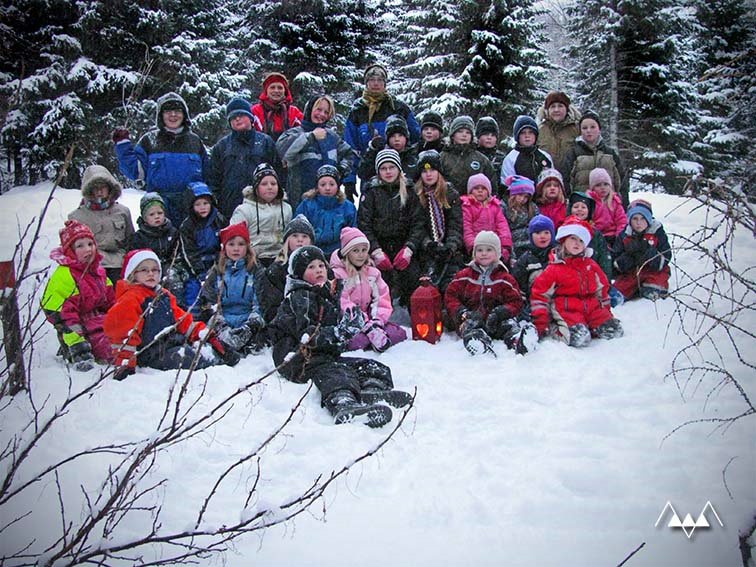 Útiskóli í snæviþakinni kennslustofu