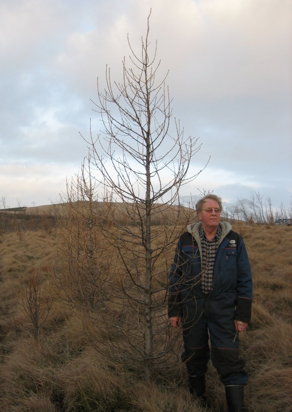 Theodór Guðmundsson við 3,3 m háan Hrym á Tumastöðum þann 27. janúar 2010. 
Mynd: Þröstur Eysteinsso…