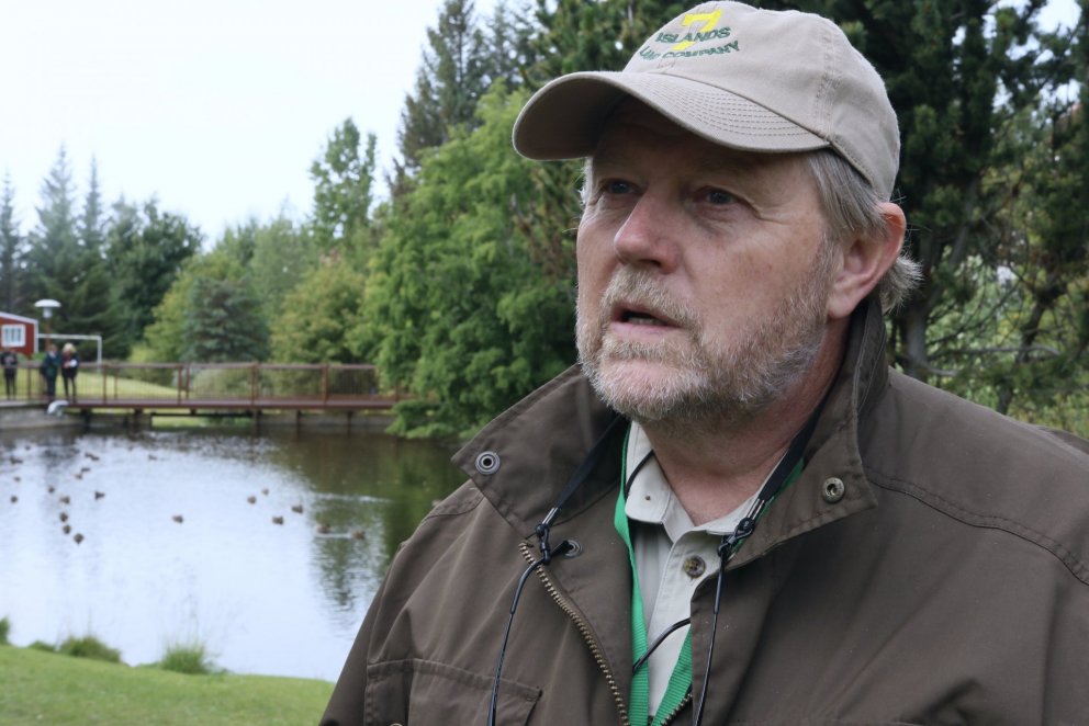 Þröstur Eysteinsson skógræktarstjóri í Skrúðgarðinum á Húsavík. Ljósmynd: Pétur Halldórsson