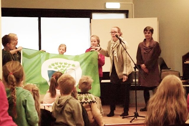 Gerður Magnúsdóttir, verkefnisstjóri Skóla á grænni grein hjá Landvernd, afhendir Grænfánann