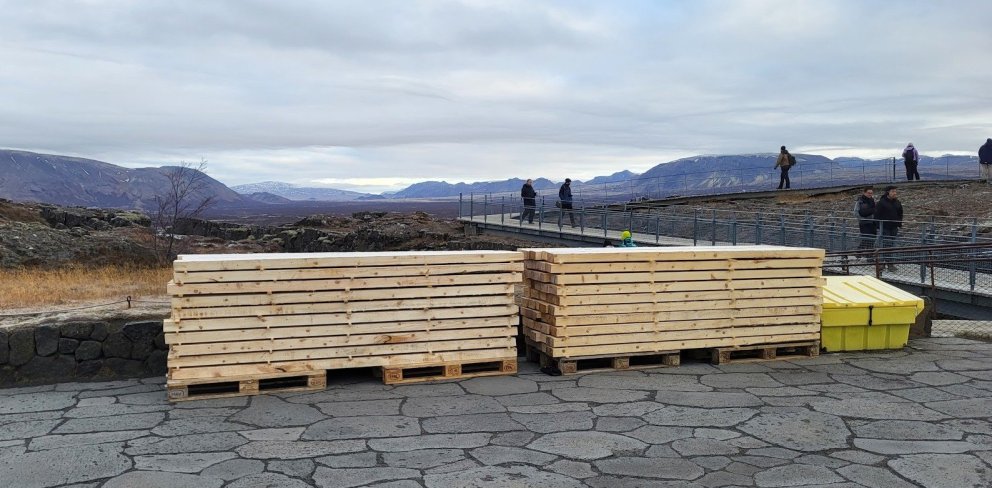 Timbrið úr Haukadal komið í stæðu og bíður þess að verða brúargólf í Almannagjá. Ljósmynd frá Þjóðga…