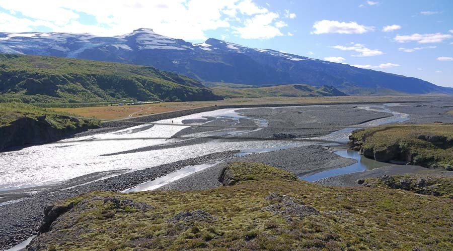 Séð yfir brúarstæðið í suðurátt. Eyjafjallajökull í baksýn. Brúin hefur verið lögð inn á myndina ein…