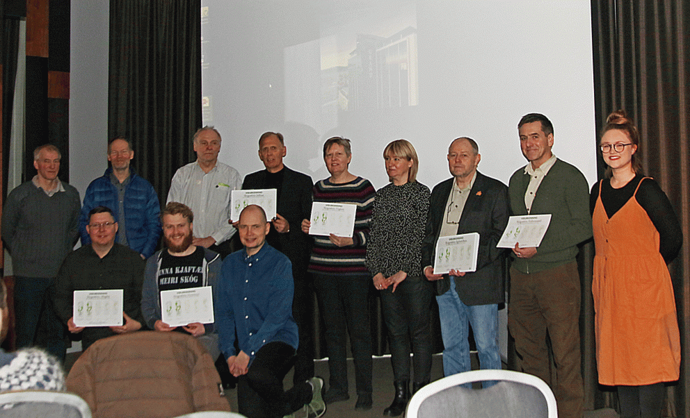 Fulltrúar starfstöðva Skógræktarinnar taka við viðurkenningum vegna Græns skrefs 2 frá Birgittu Stei…
