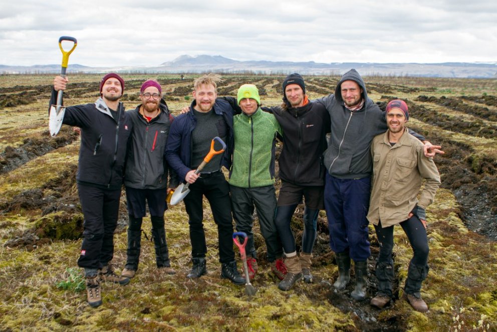Fulltrúar Súrefnis ásamt gróðursetningarmönnum í Símonarskógi. Þríhyrnignur í baksýn. Ljósmynd af ve…