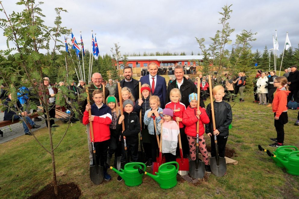 Skólabörn úr Kópavogi við gróðursetningu í tilefni af vígslu fræðslumiðstöðvarinnar ásamt Bernhard J…