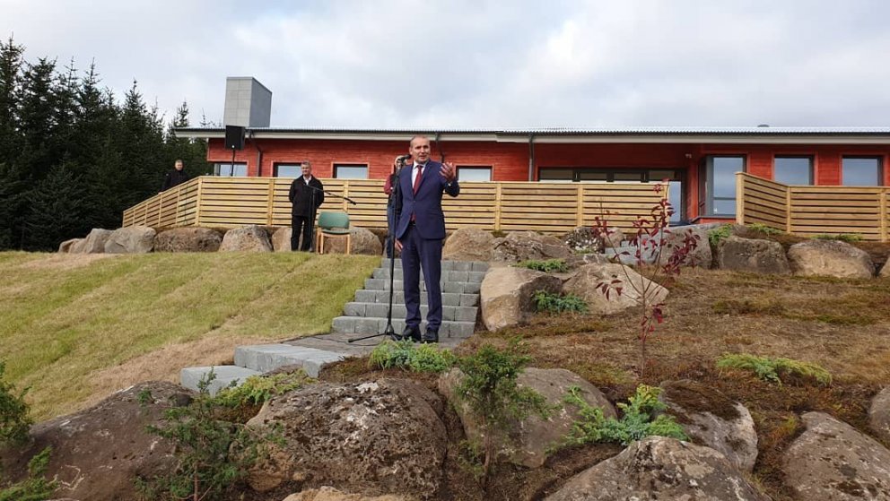 Guðni Th. Jóhannesson, forseti Íslands, ávarpar fundarfólk á aðalfundi Skógræktarfélags Íslands við …