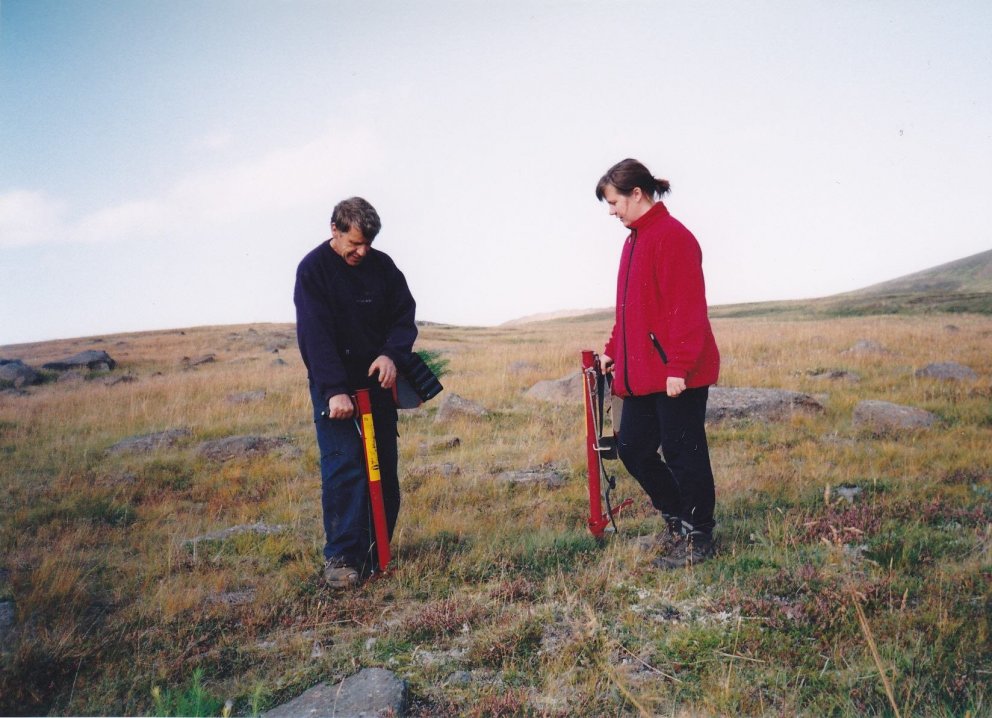 Á efri myndinni nýtur greinarhöfundur leiðsagnar Guðríðar Baldvinsdóttur skógræktarráðgjafa við fyrs…