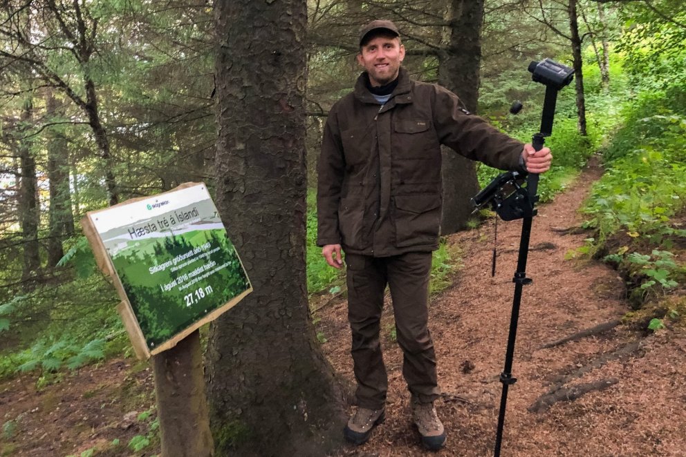 Björn Traustason stendur með mælitækin við hæsta tré landsins, sitkagrenið sjötuga á Kirkjubæjarklau…