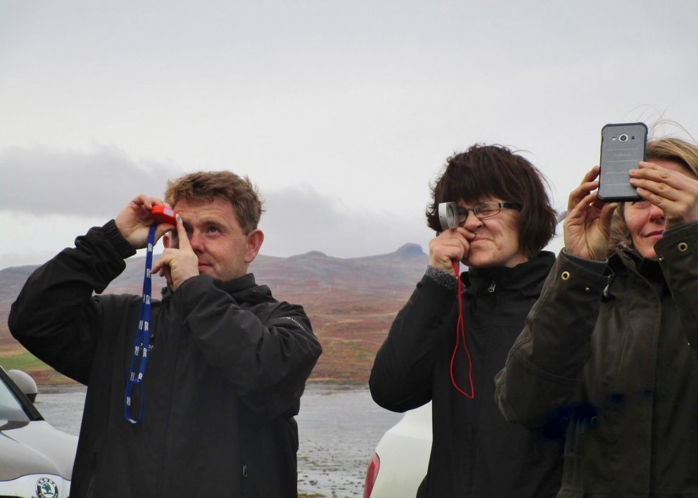 Skógfræðingar beina tækjum sínum að sitkagrenitrjánum í Barmahlíð. Frá vinstri: Kristján Jónsson, Va…