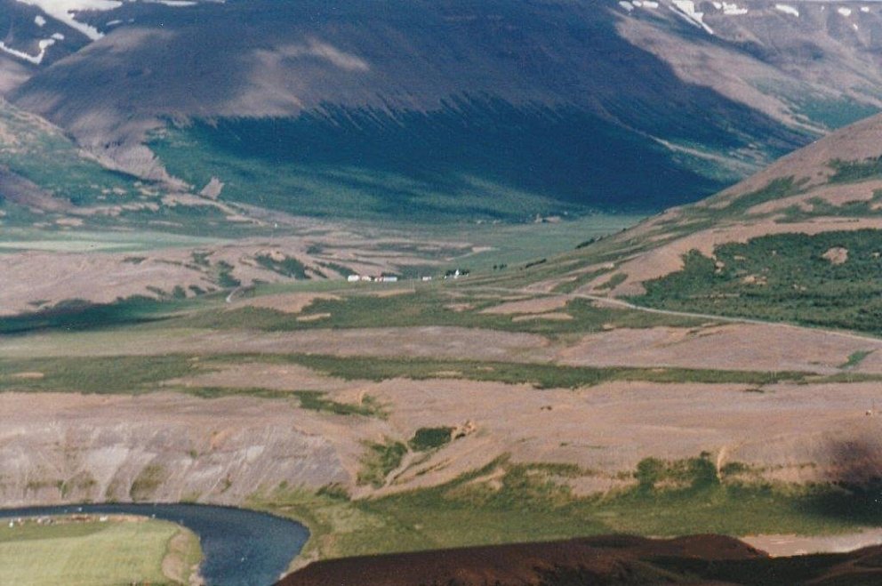 Horft úr Vaðlaheiði yfir Hálsmela til austurs. Bærinn Háls fyrir miðri mynd og Fnjóská neðst til vin…